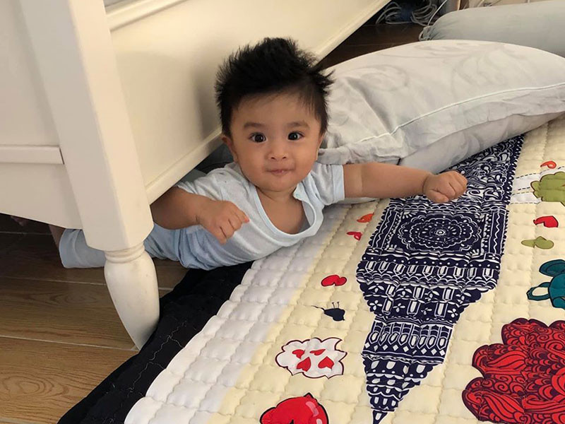 Trước đó, cô thường khoe các góc chụp nghiêng hoặc che nửa mặt cậu con trai nhỏ của mình.