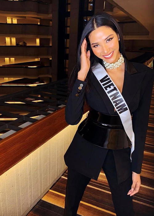 Đại diện Việt Nam năm tay tại Hoa hậu Hoàn vũ Thế giới không gặp nhiều khó khăn để thể hiện bản thân do có lợi thế ngoại ngữ.