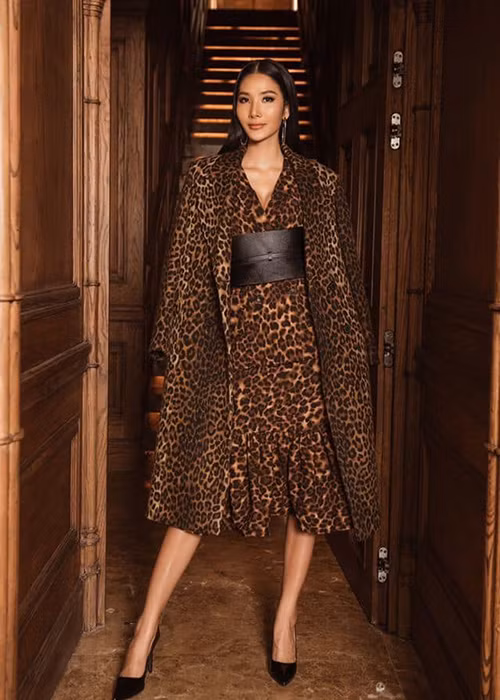 "Tôi từng nghĩ mình sẽ chẳng thể làm người mẫu với vết sẹo ấy, nhưng đến thi tham gia Vietnam's Next Top Model, tôi nhận ra nó không còn đáng lo ngại nữa. Tôi muốn nói rằng nếu bạn còn bận tâm về một vết sẹo hay bất cứ hạn chế nào của bản thân, hãy nên học cách chấp nhận chúng. Chỉ có như vậy bạn mới được mọi người chấp nhận. Tôi đã làm được điều đó và tôi tin bạn cũng sẽ làm được", Hoàng Thùy chia sẻ.