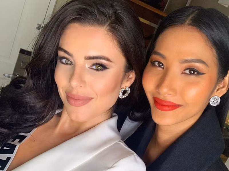 Hoàng Thùy còn gây ấn tượng khi được bạn cùng phòng - Emma Jenkins liên tục khen ngợi.