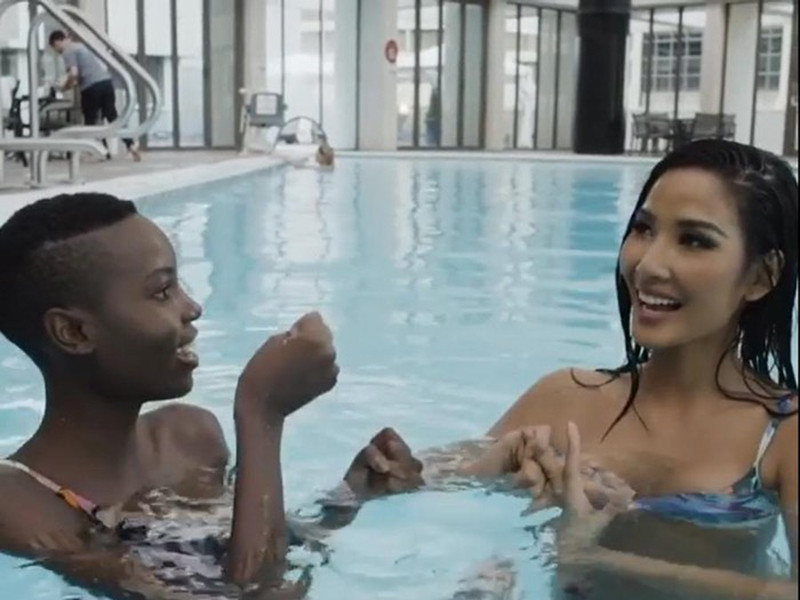 Clip dạy đối thủ vài động tác boxing giúp Hoàng Thùy được chú ý.