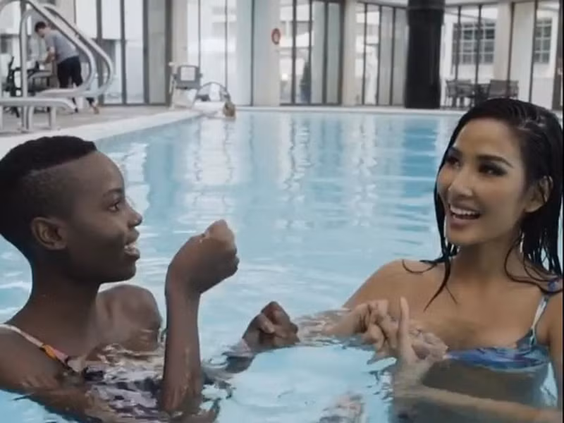 Clip dạy đối thủ vài động tác boxing giúp Hoàng Thùy được chú ý.