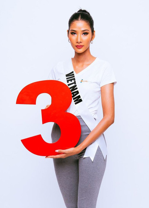 Mới đây, Á hậu Hoàng Thùy là một trong số những thí sinh được phỏng vấn bằng tiếng Anh sau buổi gặp gỡ tổ chức Smile Train do đương kim Hoa hậu Catriona Gray chủ trì.