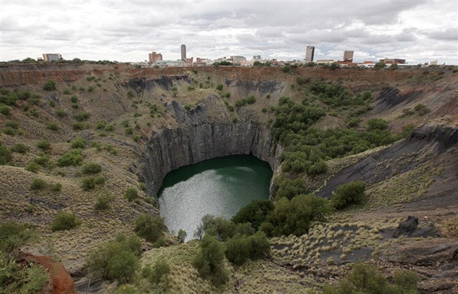 Cho nên, việc giữ mảnh đất là không hề dễ dàng nên hai anh em quyết định bán khu đất cho người khác.