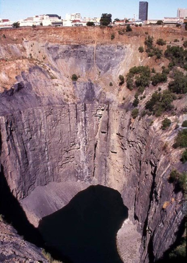 Những viên kim cương được tìm thấy tại Kimberly được hình thành trong mạch núi lửa thẳng đứng. Các mạch núi lửa nằm ngay dưới trang trại của hai người nhập cư tới từ Hà Lan.