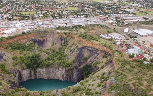 Từ khi bắt đầu khai thác đến khi đóng cửa, có 2.722kg kim cương được khai thác tại đây.