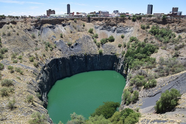 Thế nhưng đây từng là mỏ kim cương khổng lồ thu hút hàng ngàn người đến đây tìm cơ hội đổi đời.