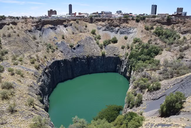 Thế nhưng đây từng là mỏ kim cương khổng lồ thu hút hàng ngàn người đến đây tìm cơ hội đổi đời.