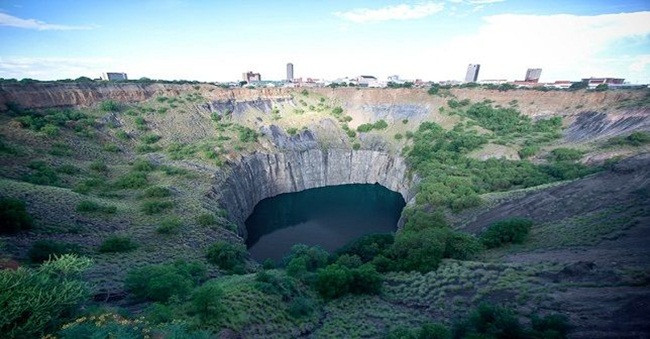 Những tay săn kim cương từ nhiều nơi ở Australia, châu Âu, châu Mỹ kéo đến với hi vọng tìm được kim cương.