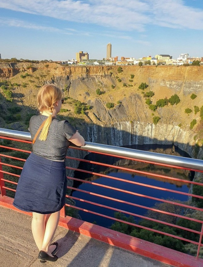 Tại hố này, viên kim cương De Beers nổi tiếng thế giới, nặng 428,5karat được tìm thấy.