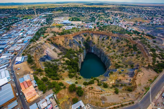 Big Hole trước đây nằm trên một khu đất được 2 anh em Julian Nicolaas và Diederik Arnoldus De Beers người Hà Lan mua năm 1871.