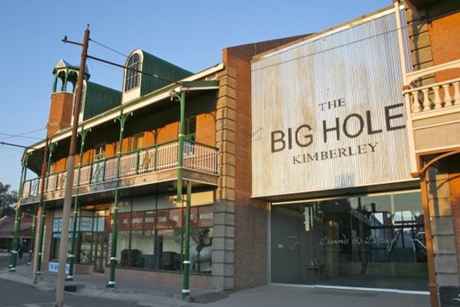 Ngày nay, nó không còn được khai thác, xung quanh hố có bảo tàng ngoài trời, một ngôi làng nhỏ để khắc họa lịch sử khai thác kim cương tại Kimberley.