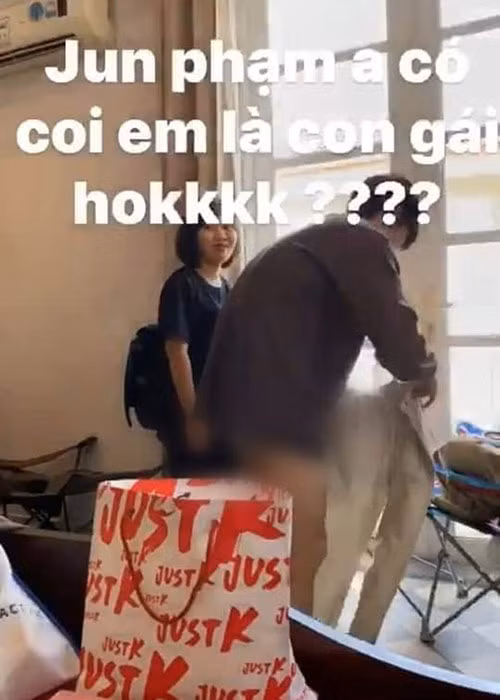 Lan Ngọc cũng chứng tỏ tính cách "lầy lội" khi chia sẻ đoạn clip Jun Phạm thay quần áo trước mặt cô cũng như một số người khác.