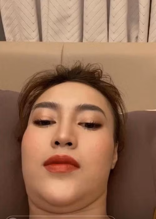 Lan Ngọc cũng khiến người hâm mộ thích thú khi tự chia sẻ hình ảnh chụp cận mặt, khoe cằm nọng.