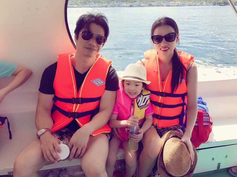 Về phần mình, Dustin Nguyễn khen ngợi vợ có những phẩm chất tốt mà theo anh khó tìm thấy ở phụ nữ có nhan sắc.