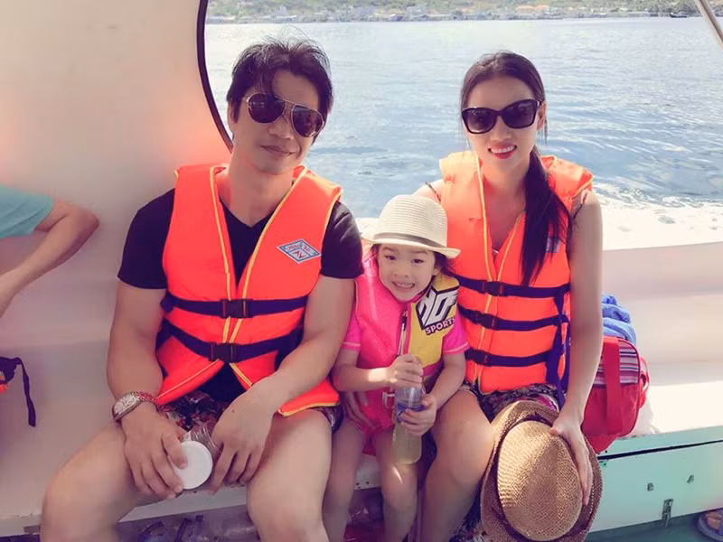 Về phần mình, Dustin Nguyễn khen ngợi vợ có những phẩm chất tốt mà theo anh khó tìm thấy ở phụ nữ có nhan sắc.