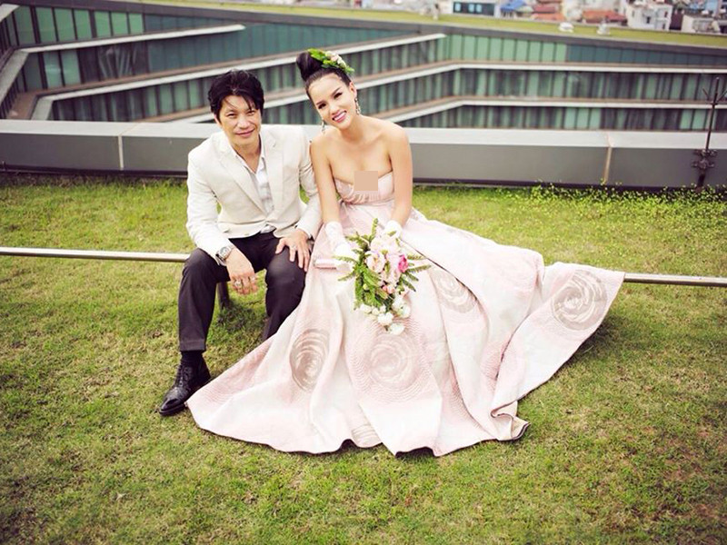 Mới đây, diễn viên Dustin Nguyễn gây chú ý khi lên tiếng tố bị nhà sản xuất, nhà đầu tư và đạo diễn Lê Văn Kiệt cắt vai ngay trước ngày bấm máy. Người đại diện của anh trong việc ký hợp đồng với nhà sản xuất là Bebe Phạm. Cô cũng chính là bà xã của Dustin Nguyễn.