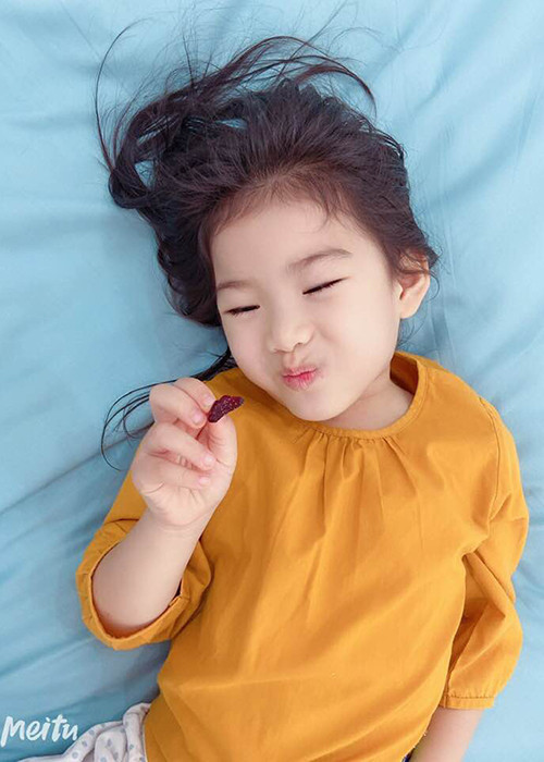 Gần đây, Bebe Phạm khoe bé Scarlet có thành tích học tập tiếng Anh xếp loại xuất sắc.