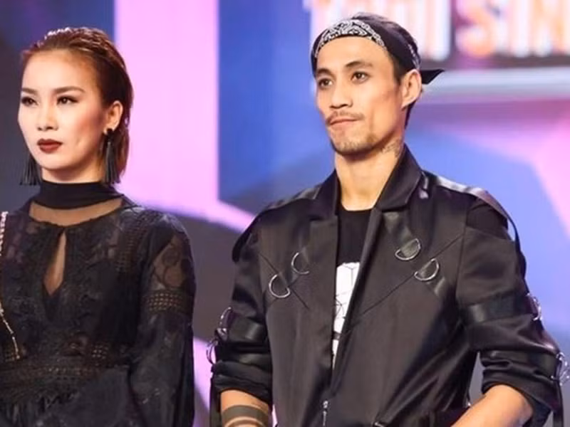 Trước Hồ Quang Hiếu, Phạm Anh Khoa cũng vướng bê bối. Năm 2018, nam rocker bị Phạm Lịch, vũ công Nga My và M.P tố gạ tình.