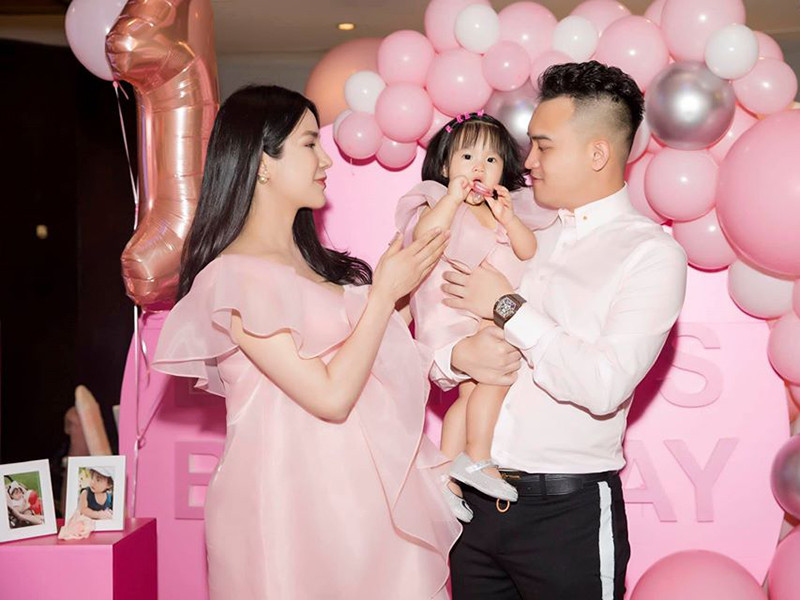  Vợ chồng Diệp Lâm Anh tổ chức sinh nhật cho bé Boorin trước khi nữ người mẫu hạ sinh lần 2.