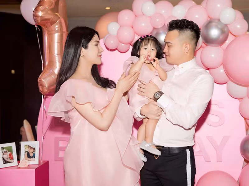  Vợ chồng Diệp Lâm Anh tổ chức sinh nhật cho bé Boorin trước khi nữ người mẫu hạ sinh lần 2.