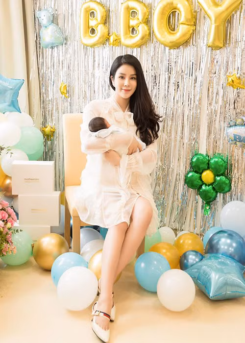 Cuối tháng 10/2019, Diệp Lâm Anh và chồng thiếu gia chào đón cậu con trai. Cặp đôi đặt tên bé ở nhà là B.boy.