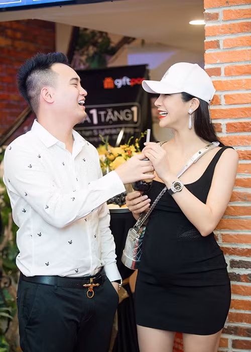 Đức Phạm xuất thân trong một gia đình làm nghề kinh doanh giàu có. Gia đình của anh sở hữu nhiều bất động sản có vị trí đẹp tại TP HCM và 4 cửa hàng lớn kinh doanh xe máy. Ngoài ra, Đức Phạm còn có một sự nghiệp kinh doanh thành công.