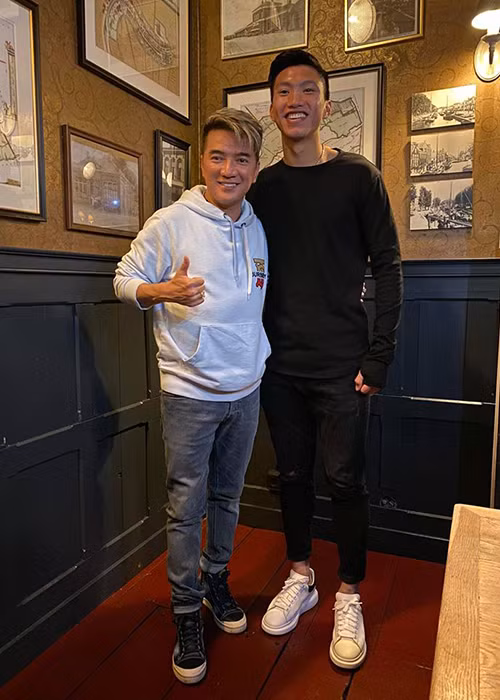 "Ông hoàng nhạc Việt" còn tuyên bố sẽ "lạy ông trời 100 cái" vì đã chấp nhận lời cầu xin U22 Việt Nam chiến thắng.