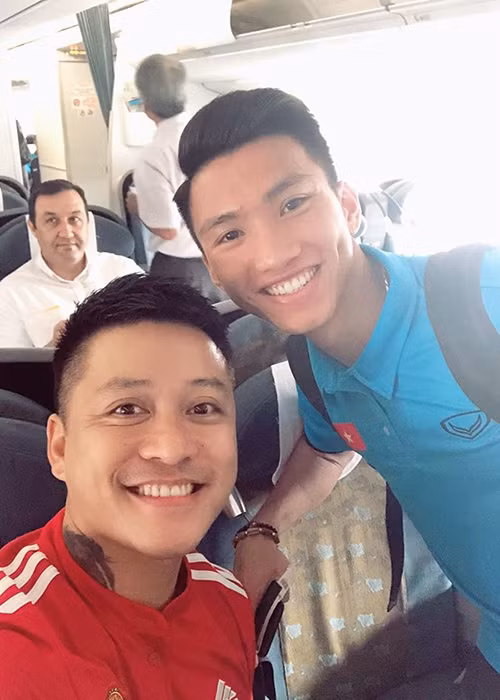 Sau khi U22 Việt Nam giành HCV SEA Games 30, Tuấn Hưng kết nối với Trọng Hoàng và Văn Hậu. "Anh đang chất ngất sung sướng vì tất cả những gì các em làm cho anh đây. Anh chờ 10 năm rồi, 10 năm rồi", Tuấn Hưng nghẹn ngào.