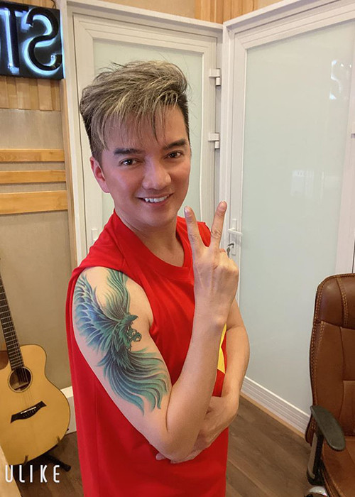 Nam ca sĩ còn công bố hình xăm lớn trên tay để ăn mừng.