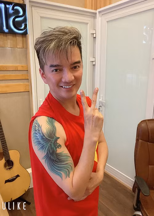 Nam ca sĩ còn công bố hình xăm lớn trên tay để ăn mừng.