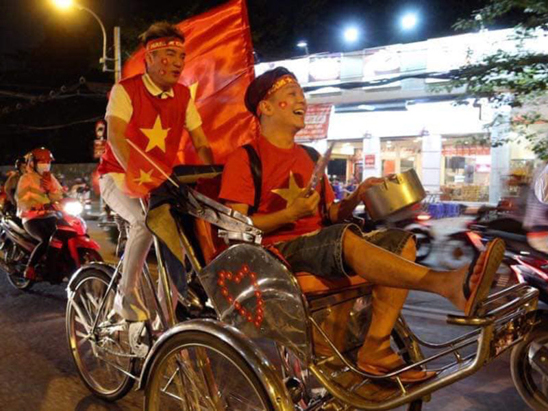 Đàm Vĩnh Hưng và Vũ Hà phấn khích trước thành tích của U22 Việt Nam tại SEA Games 30.