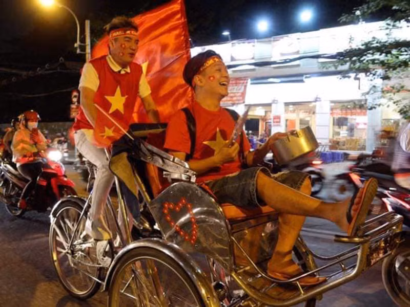 Đàm Vĩnh Hưng và Vũ Hà phấn khích trước thành tích của U22 Việt Nam tại SEA Games 30.