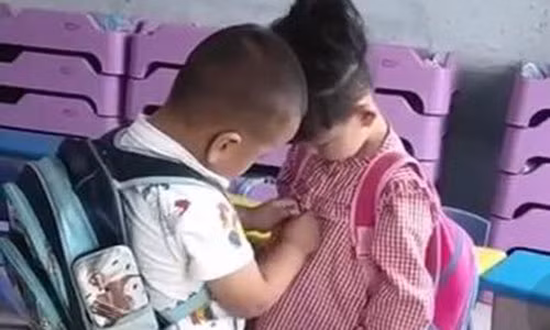 Chung kien cau be mam non giup ban gai cai cuc ao, GV lap tuc lam dieu nay-Hinh-2