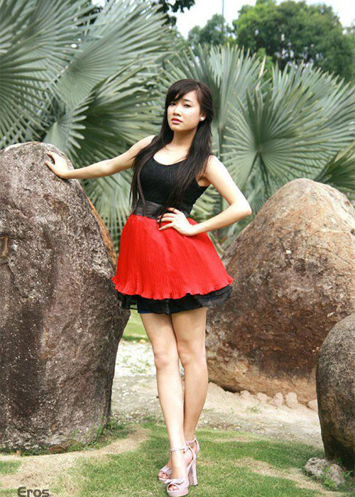 Khi đóng phim “Gia đình số đỏ”, Nhã Phương yêu người thuộc ê-kíp làm phim. Mối tình này kéo dài 6 năm.