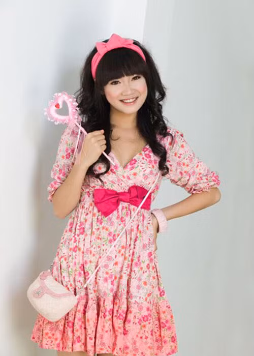  Nhã Phương sinh năm 1990, bước vào showbiz Việt với hình ảnh 1 hot girl ngoan hiền.