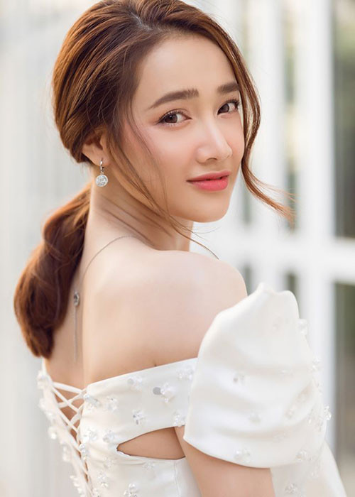 Nữ diễn viên phim "Tuổi thanh xuân" gia nhập hội mỹ nhân chuộng phong cách gợi cảm.