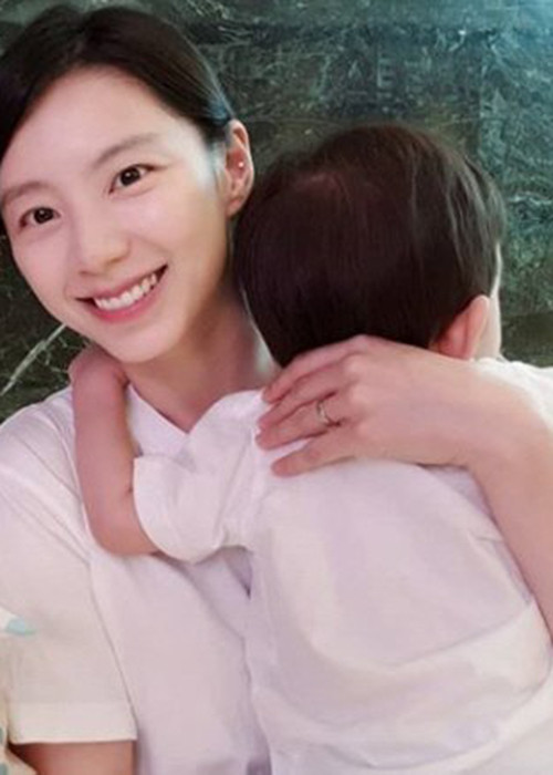 Vợ chồng Bae Yong Joon hiện giữ kín như bưng hình ảnh khuôn mặt con trai đầu lòng.