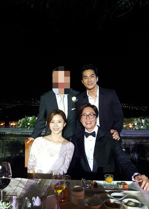 1 năm sau đám cưới, vợ chồng Bae Yong Joon đón con trai đầu lòng gia nhập tổ ấm.