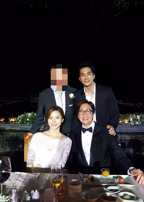 1 năm sau đám cưới, vợ chồng Bae Yong Joon đón con trai đầu lòng gia nhập tổ ấm.