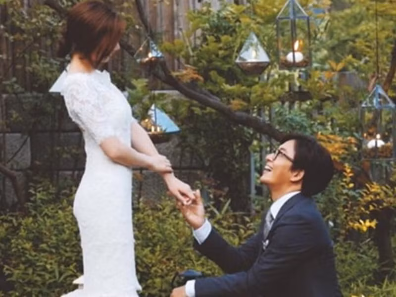 Tài tử "Bản tình ca mùa đông" hết mực cưng chiều bà xã kém 13 tuổi.