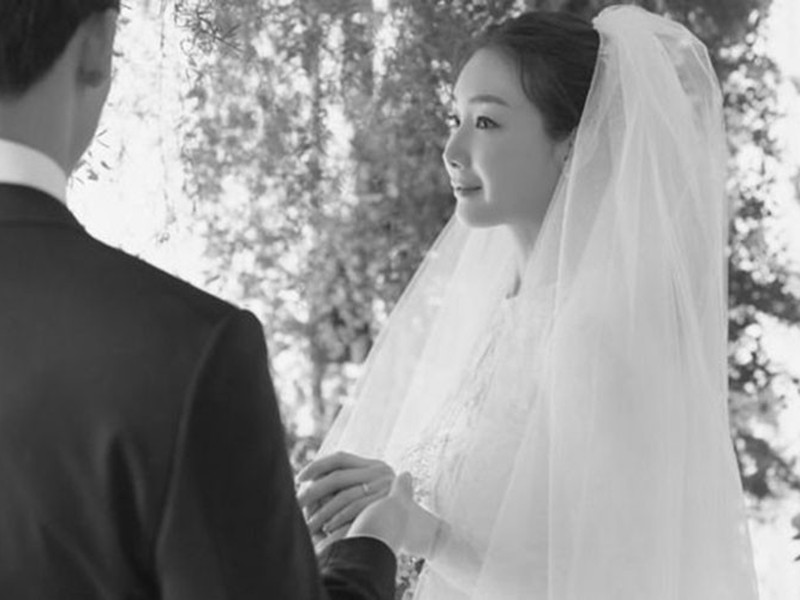 Choi Ji Woo lên xe hoa vào tháng 3/2018. Ông xã của "người đẹp khóc" chỉ là một nhân viên bình thường.