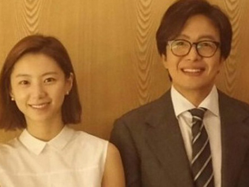 Bae Yong Joon kết hôn trước người tình màn ảnh Choi Ji Woo 3 năm. Bà xã của anh là diễn viên Park Soo Jin.