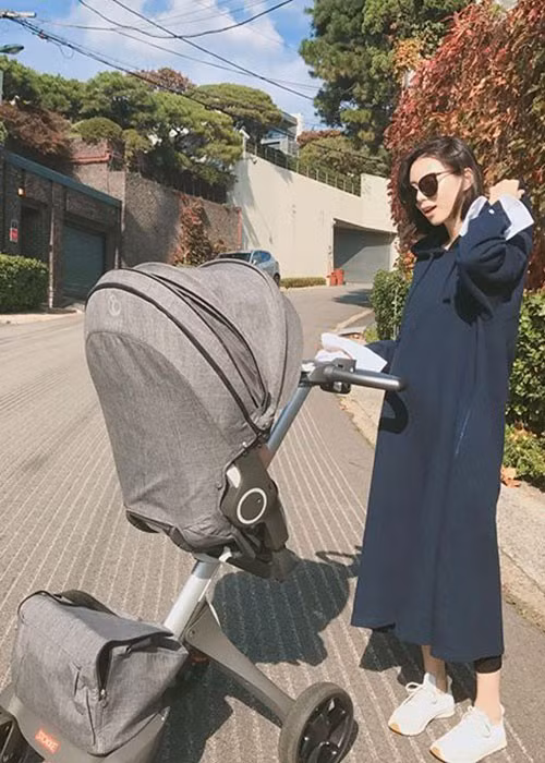 Cặp đôi hạn chế xuất hiện cùng nhau trước truyền thông sau đám cưới.