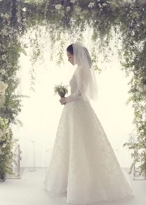 Theo báo chí Hàn Quốc, ông xã của Choi Ji Woo là nhân viên ngành công nghệ thông tin, kém vợ 13 tuổi và điển trai.