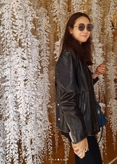 Vốn kín tiếng, Choi Ji Woo không tiết lộ hình ảnh ông xã cũng như ít khi chia sẻ về cuộc hôn nhân của mình.