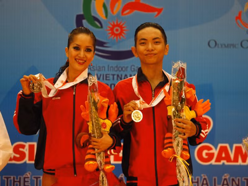Năm 2009, Phan Hiển leo lên bục vinh quang tại Asian Indoor Games (Đại hội thể thao trong nhà châu Á) điệu rumba và điệu jive.