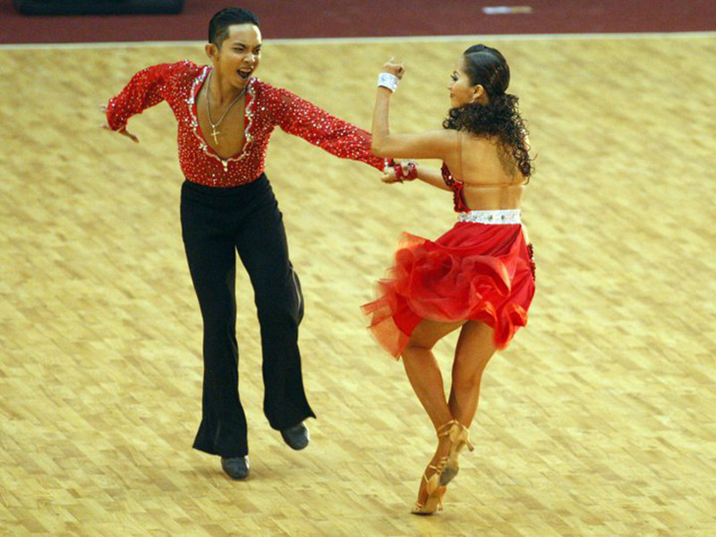 Phan Hiển bắt đầu tập luyện dancesport và dự các giải trẻ từ năm 2007 khi mới 14 tuổi. Từ năm 2009, anh chuyển sang thi đấu chuyên nghiệp.