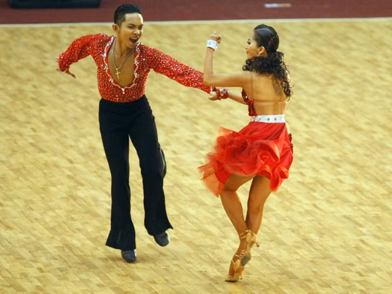 Phan Hiển bắt đầu tập luyện dancesport và dự các giải trẻ từ năm 2007 khi mới 14 tuổi. Từ năm 2009, anh chuyển sang thi đấu chuyên nghiệp.