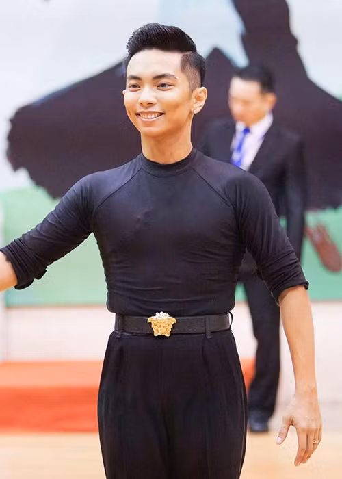 Theo Ngôi sao, ông xã của Khánh Thi còn là một trong 6 kiện tướng dancesport quốc tế của Việt Nam.